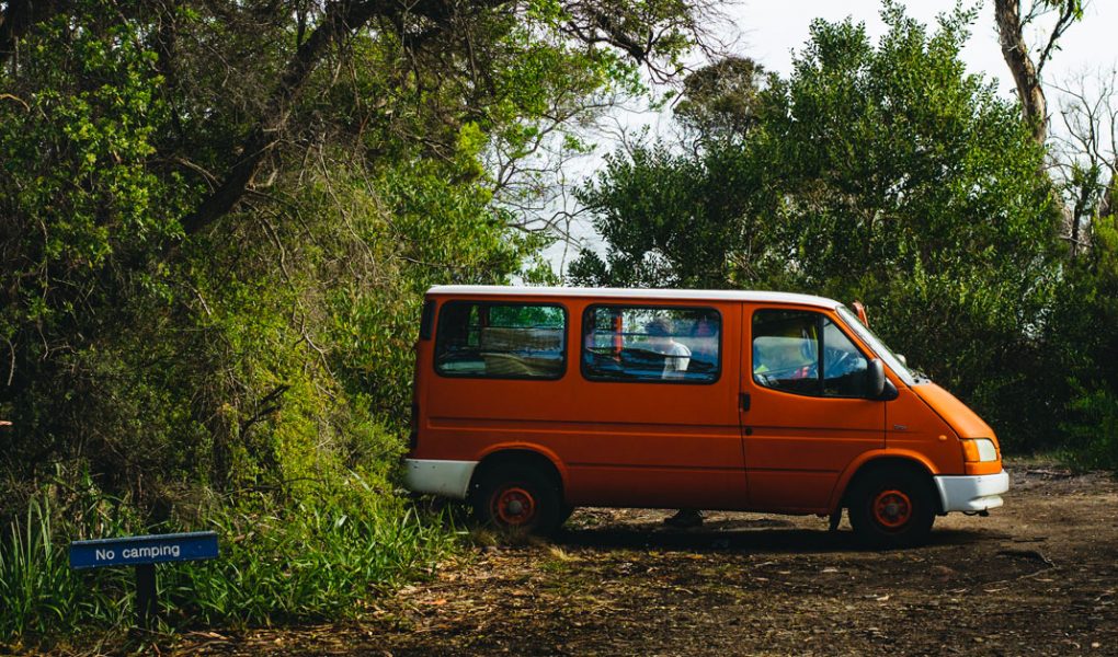 Un camping car garé dans un espace en Tasmanie