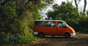 Un camping car garé dans un espace en Tasmanie