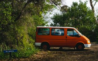 Un camping car garé dans un espace en Tasmanie