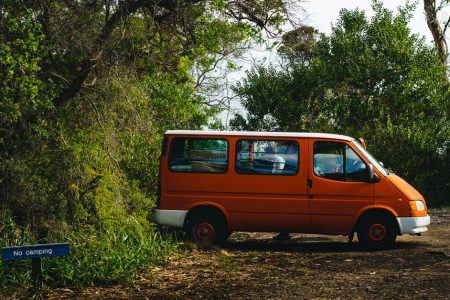 Un camping car garé dans un espace en Tasmanie