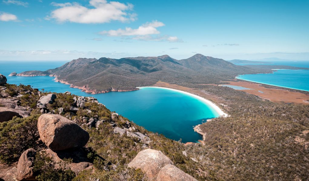 Panorama de plage de Wineglass bay en Tasmanie