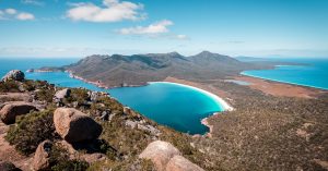 Panorama de plage de Wineglass bay en Tasmanie