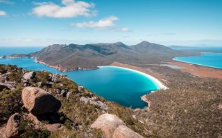 Panorama de plage de Wineglass bay en Tasmanie