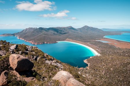 Panorama de plage de Wineglass bay en Tasmanie